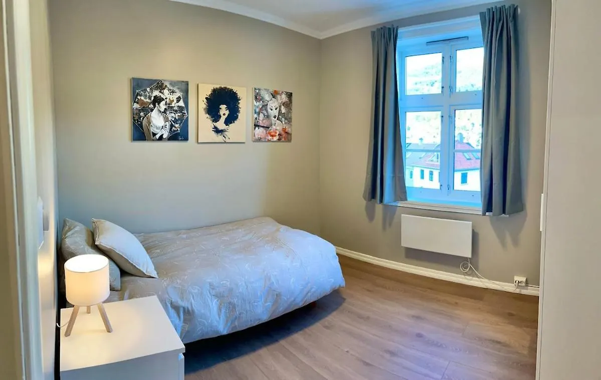 Cozy Apartment Near Light Rail 3 Bedrooms - 4 Beds 卑爾根